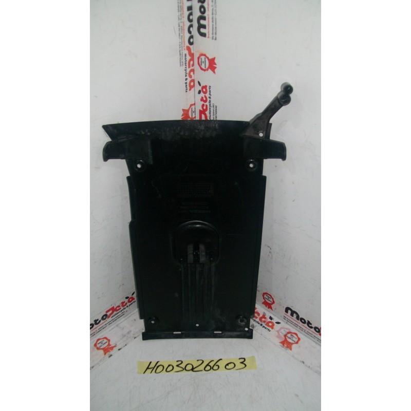 Plastica centrale pedana central plastic footpeg Honda SH 150 i 13 16